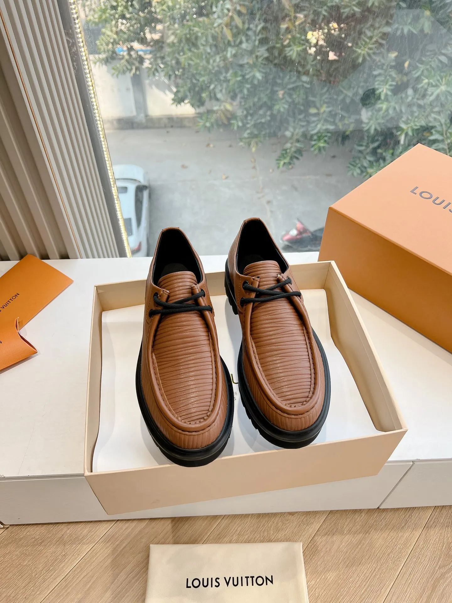 👟👟Ex-factory price 720👟👟 What you see is what you get G199 top version Louis Vuitto Louis Vuitton LV donkey brand L Carrefour shoes Archlight classic Skate sports and leisure thick-soled shoes Your LV outfit is shared today Louis Vuitton Presbyopic thick-soled loafers Original purchase and development Production Original purchase and development Production This LV Archlight sneaker is from Cut from cow leather in a playful shape. Double laces embellished with Louis Vuitton logo beading. The wide tongue and wavy outsole establish recognition, both are decorated with the LV Circle logo ▪️Fabric: Original imported original material ▪️Inner lining: Original customized lining ▪️Sole: Original molded genuine ▪️Size: Women's 35-45 (please note male and female when ordering at 39.40, 45 is not refundable or exchangeable for customization)